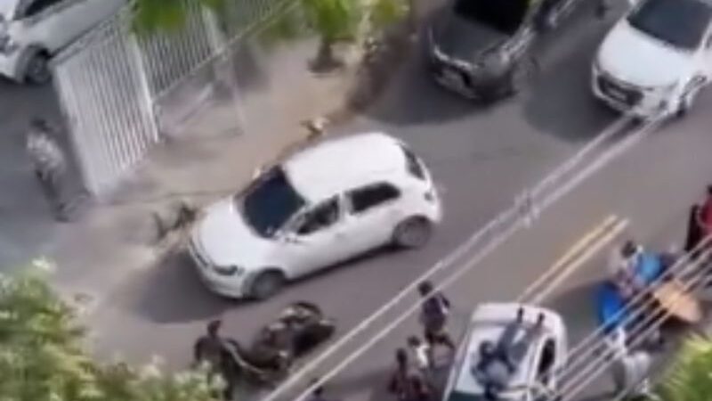 Motociclista cai em teto de carro após ‘voar’ durante acidente em Manaus