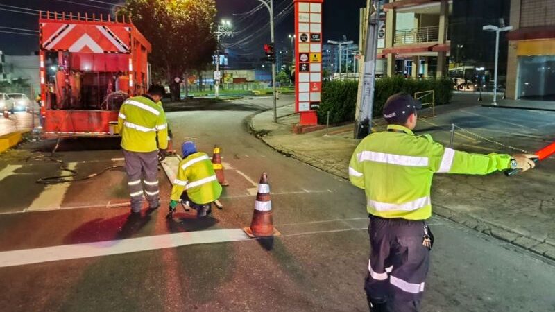 Prefeitura revitaliza sinalização viária na avenida Tancredo Neves