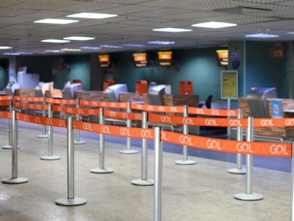 Procon-AM notifica companhia aérea por impedir o embarque de dois cães de apoio emocional