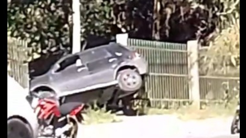 Carro sai da pista e para no gradil da Ufam; uma pessoa ficou ferida