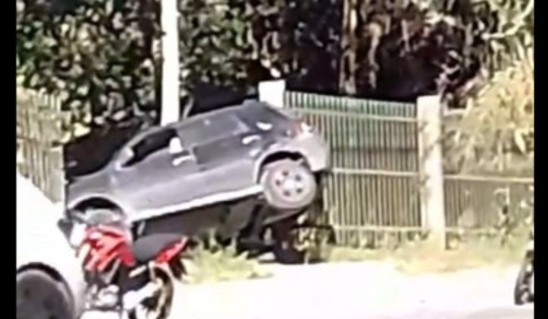 Carro sai da pista e para no gradil da Ufam; uma pessoa ficou ferida