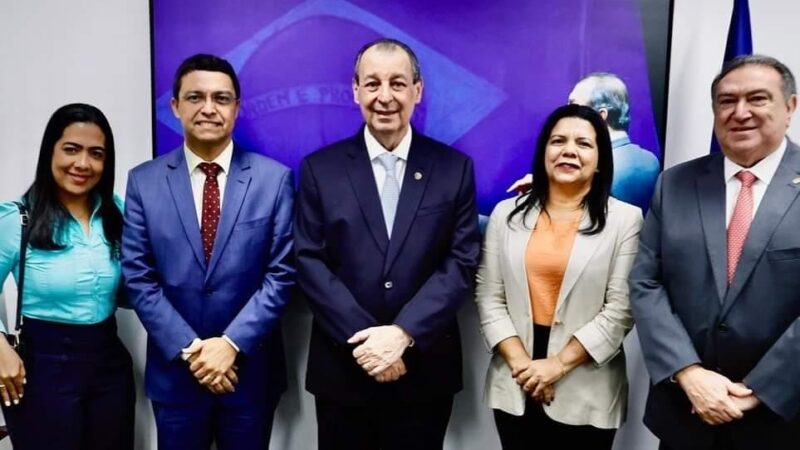 Omar Aziz recebe Adenilson Reis e professora Araci em Brasília