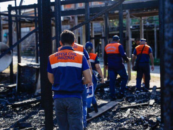 Governo do Amazonas presta assistência às famílias atingidas por incêndio em Nhamundá