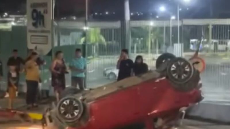Assaltante em fuga capota carro em Manaus