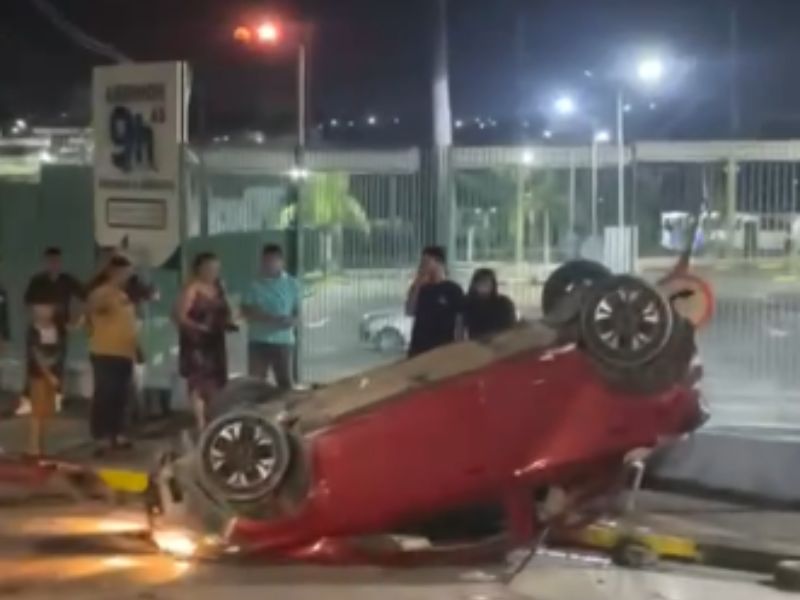 Assaltante em fuga capota carro em Manaus