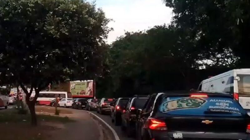 Caminhão tomba e deixa trânsito caótico em Manaus
