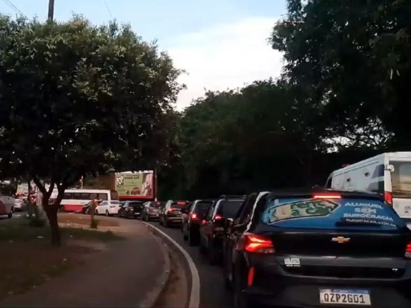 Caminhão tomba e deixa trânsito caótico em Manaus