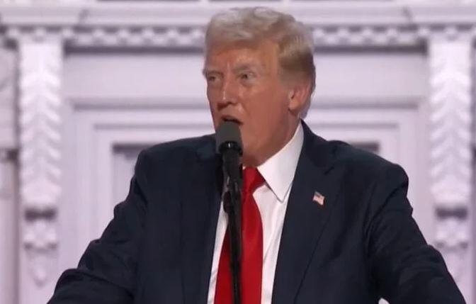 Campanha de Trump muda estratégia e parte para o ataque contra Kamala Harris