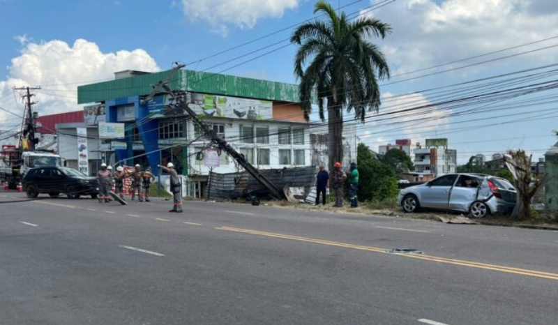 Carros colidem e um dos veículos atinge poste de energia em Manaus