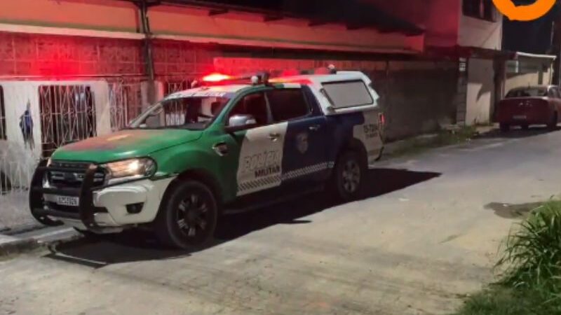 Jovem é morto a tiros após deixar namorada em casa