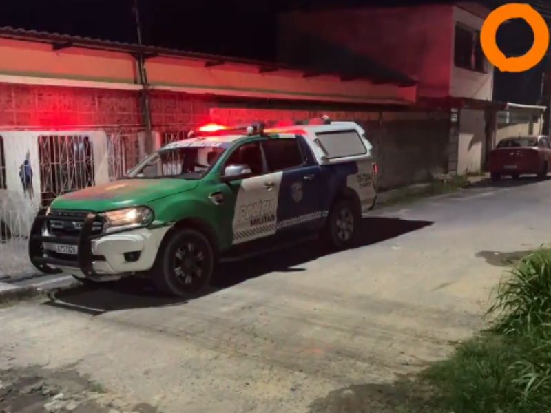 Jovem é morto a tiros após deixar namorada em casa