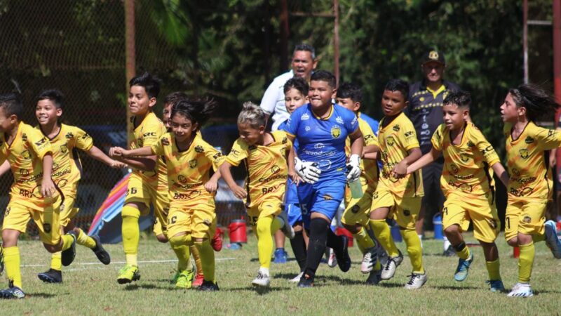 Elenco sub-10 do Amazonas FC embarca para o RJ para competição nacional