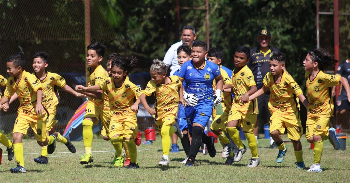 Elenco sub-10 do Amazonas FC embarca para o RJ para competição nacional