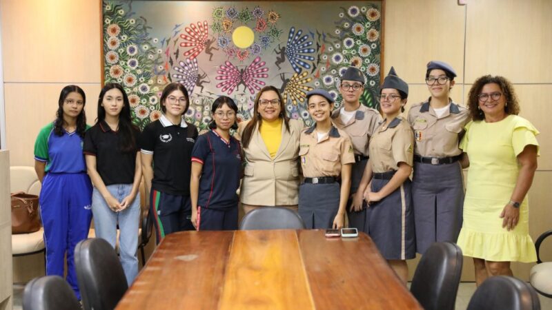 Secretária de Educação recebe finalistas da etapa estadual do programa Jovem Senador