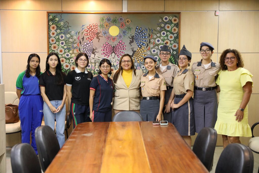 Secretária de Educação recebe finalistas da etapa estadual do programa Jovem Senador