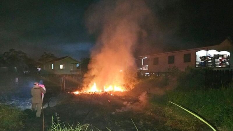 Incêndio próximo a casas assusta morados no AM