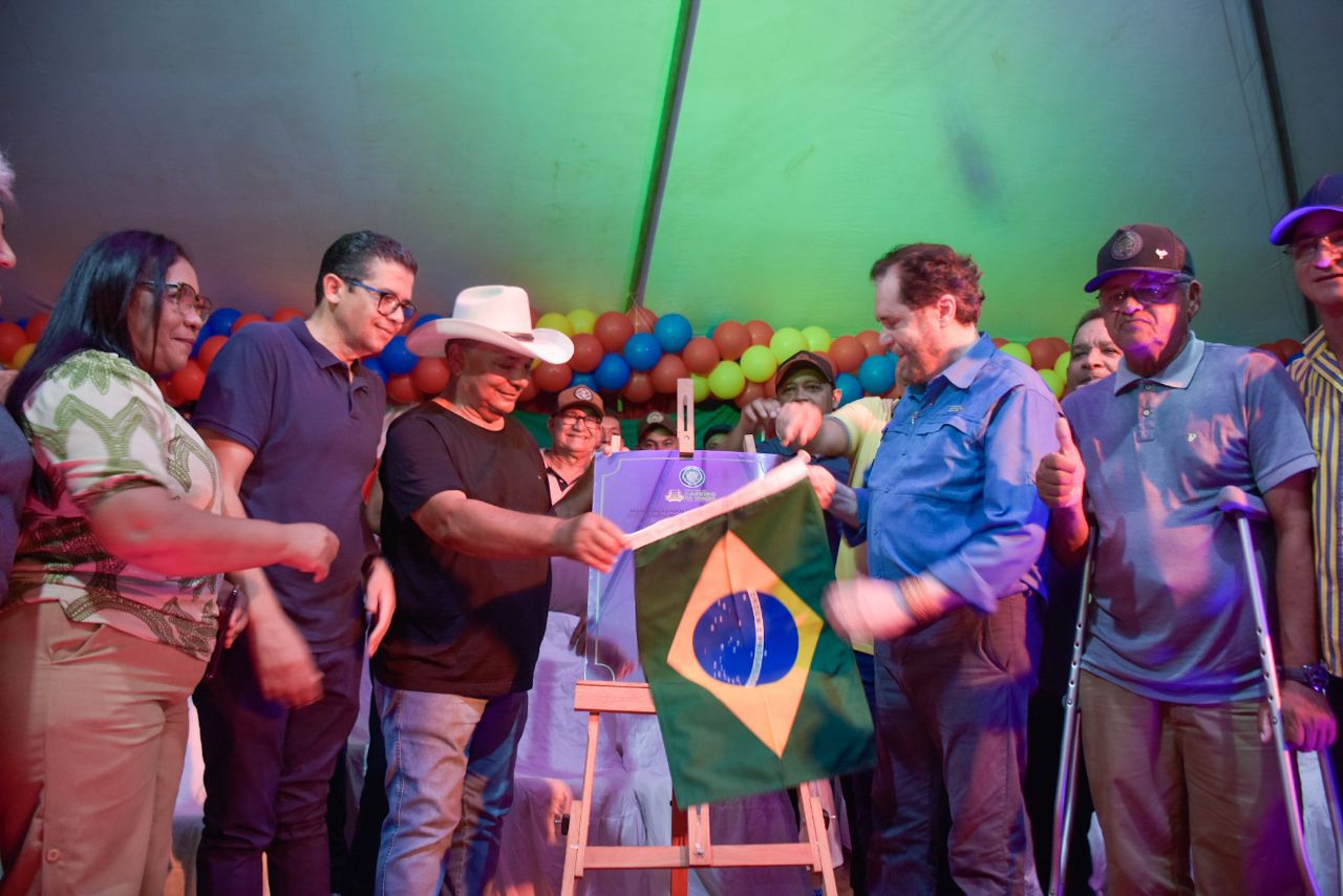 João Luiz participa da inauguração de estrada no Careiro da Várzea com senador Plínio Valério