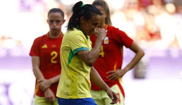 Marta é expulsa de jogo contra a Espanha e deixa campo chorando; VÍDEO