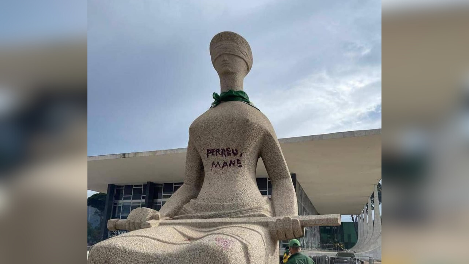 Praça dos Três Poderes é liberada cerca de 16h após atentado, mas STF permanece cercado