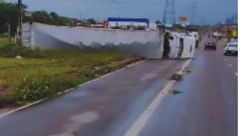 Carreta tomba ao tentar fazer retorno na avenida das Torres em Manaus
