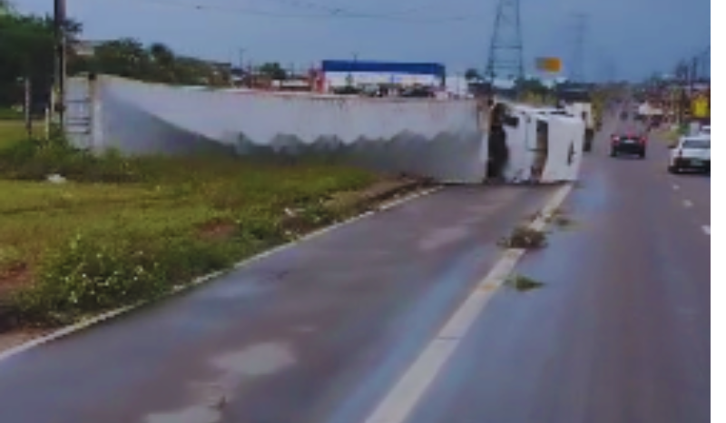 Carreta tomba ao tentar fazer retorno na avenida das Torres em Manaus