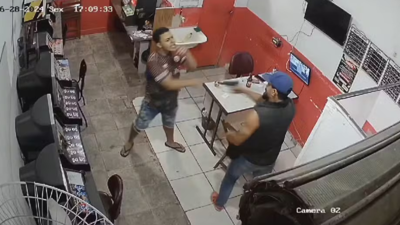 Jovem é morto após chamar mulher e filha de policial de ‘barangas’