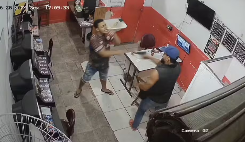 Jovem é morto após chamar mulher e filha de policial de ‘barangas’