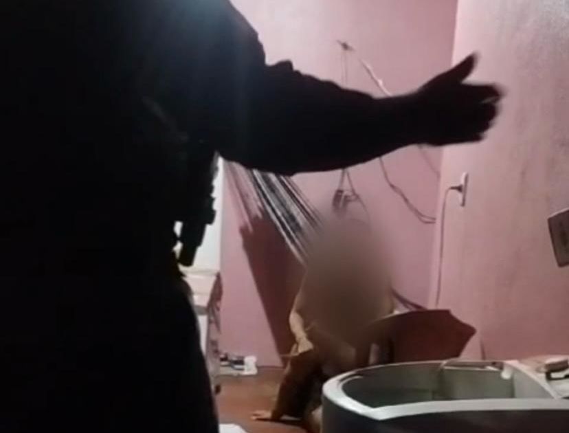 Jovem sob efeito de álcool e drogas mantém mãe e avó reféns em Manaus