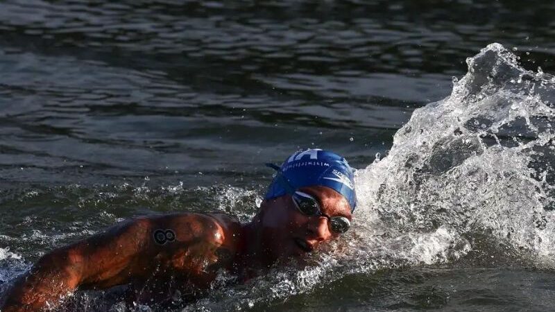 Ana Marcela Cunha briga, mas termina em 4º lugar na maratona aquática
