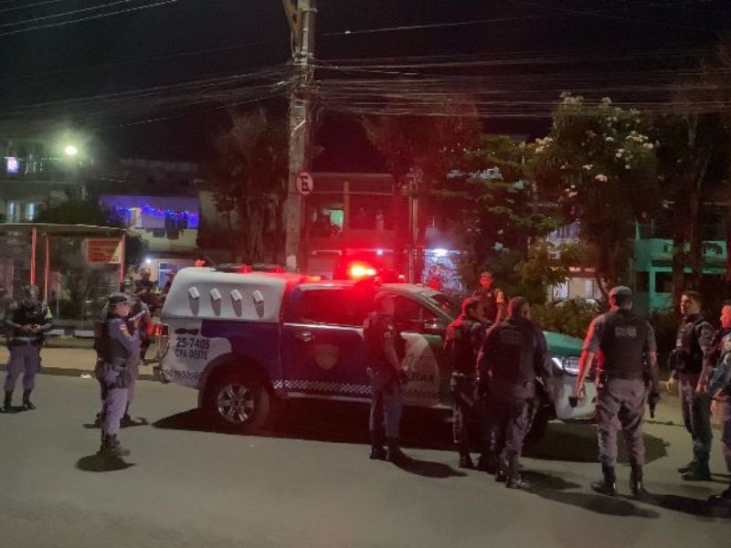 Homem é espancado, jogado em bueiro e assassinado a tiros em Manaus