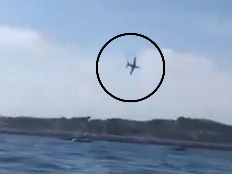 Piloto morre após avião cair no mar durante apresentação
