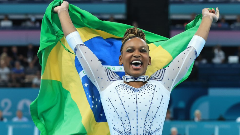 Rebeca Andrade conquista ouro no solo e se torna maior medalhista do Brasil
