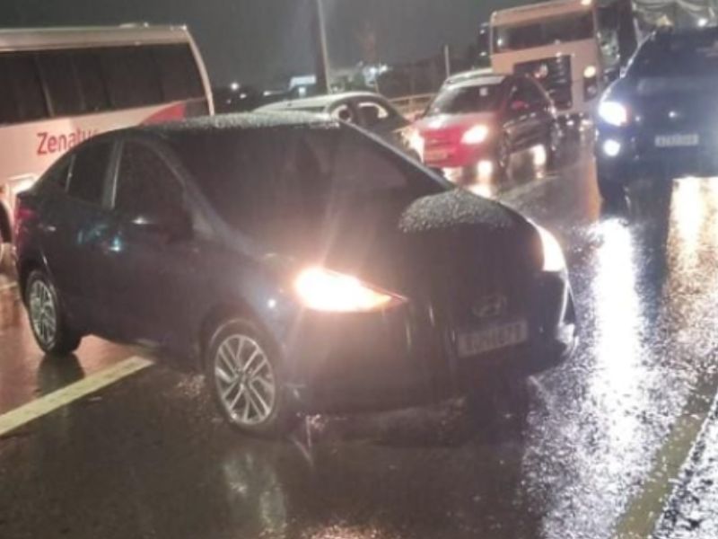 Acidente entre carro e moto deixa uma pessoa gravemente ferida em Manaus