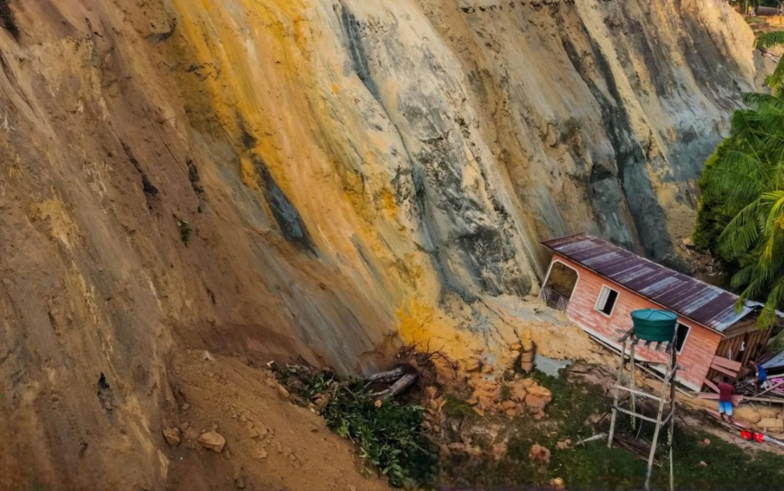 Deslizamento deixa famílias desabrigadas em São Paulo de Olivença, no Amazonas