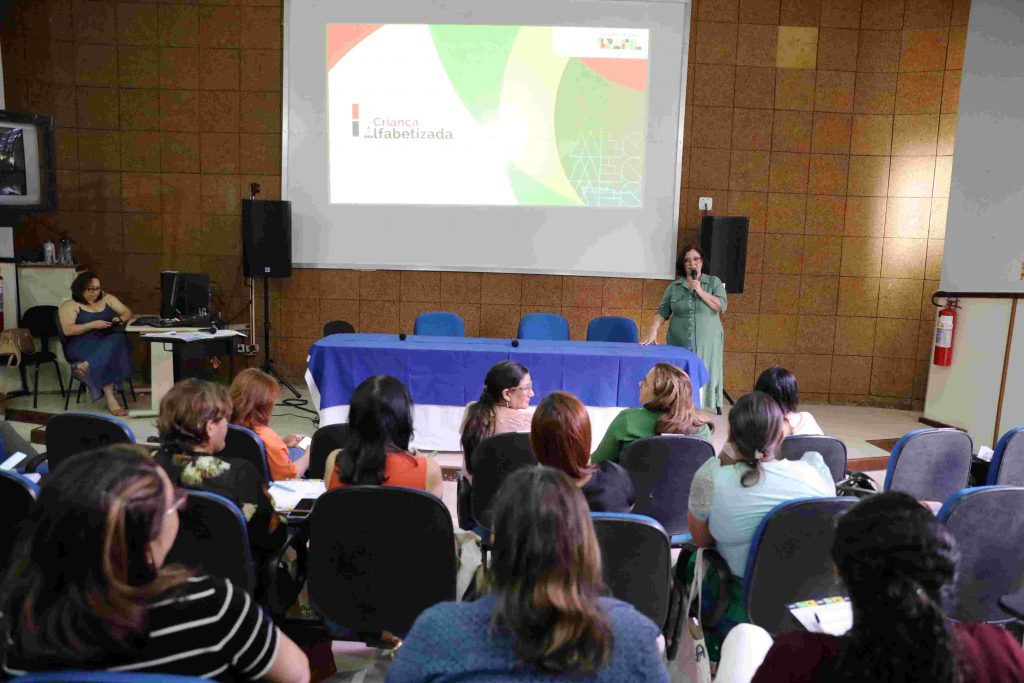 Debates em torno do ‘Amazonas + Alfabetizado’ reúne articuladores regionais e agentes do MEC