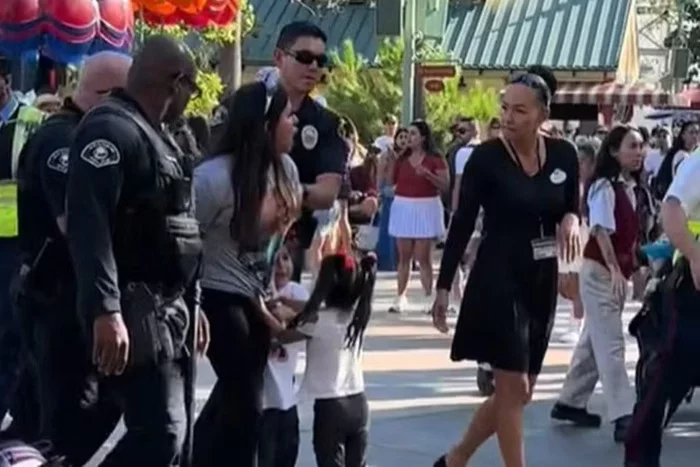 Mulher é presa após mentir idades das filhas para entrar de graça na Disney
