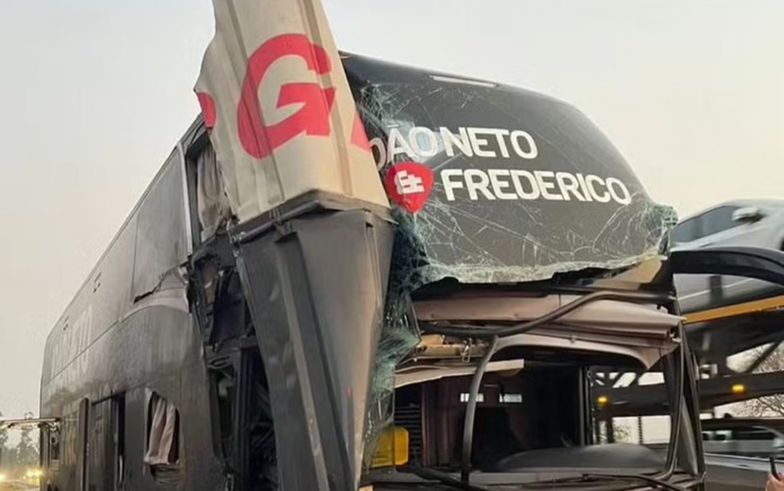 Ônibus da dupla João Neto & Frederico sofre acidente e deixa feridos
