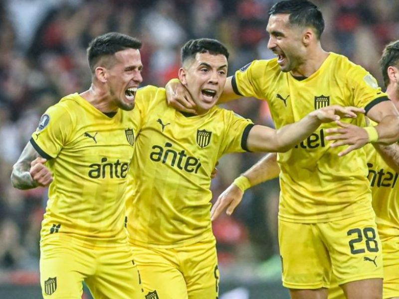 Peñarol vence Flamengo e complica o Mengão na Libertadores