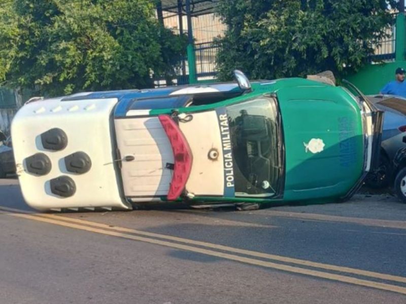 Viatura da PM capota na zona Oeste de Manaus