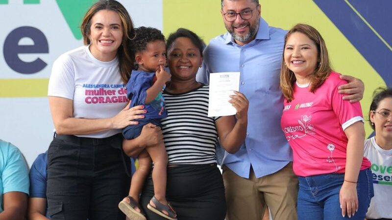 Wilson Lima entrega títulos definitivos de propriedade