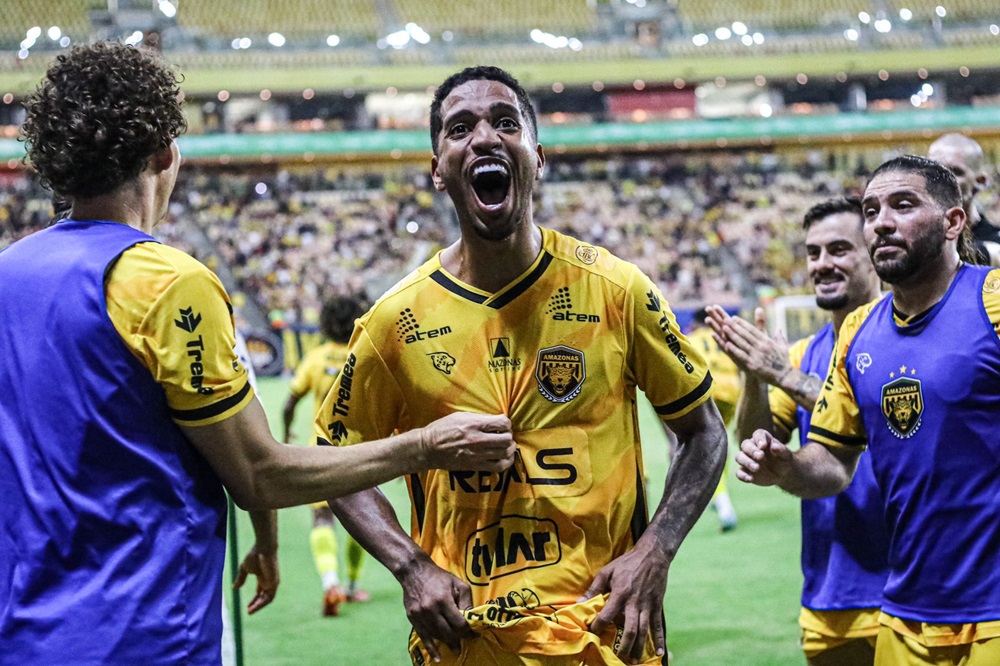 Amazonas FC consegue virada contra o Avaí-SC e mantém vivo o sonho do acesso