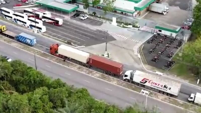 Caminhoneiros enfrentam filas e lentidão no Porto da Ceasa devido à seca no AM