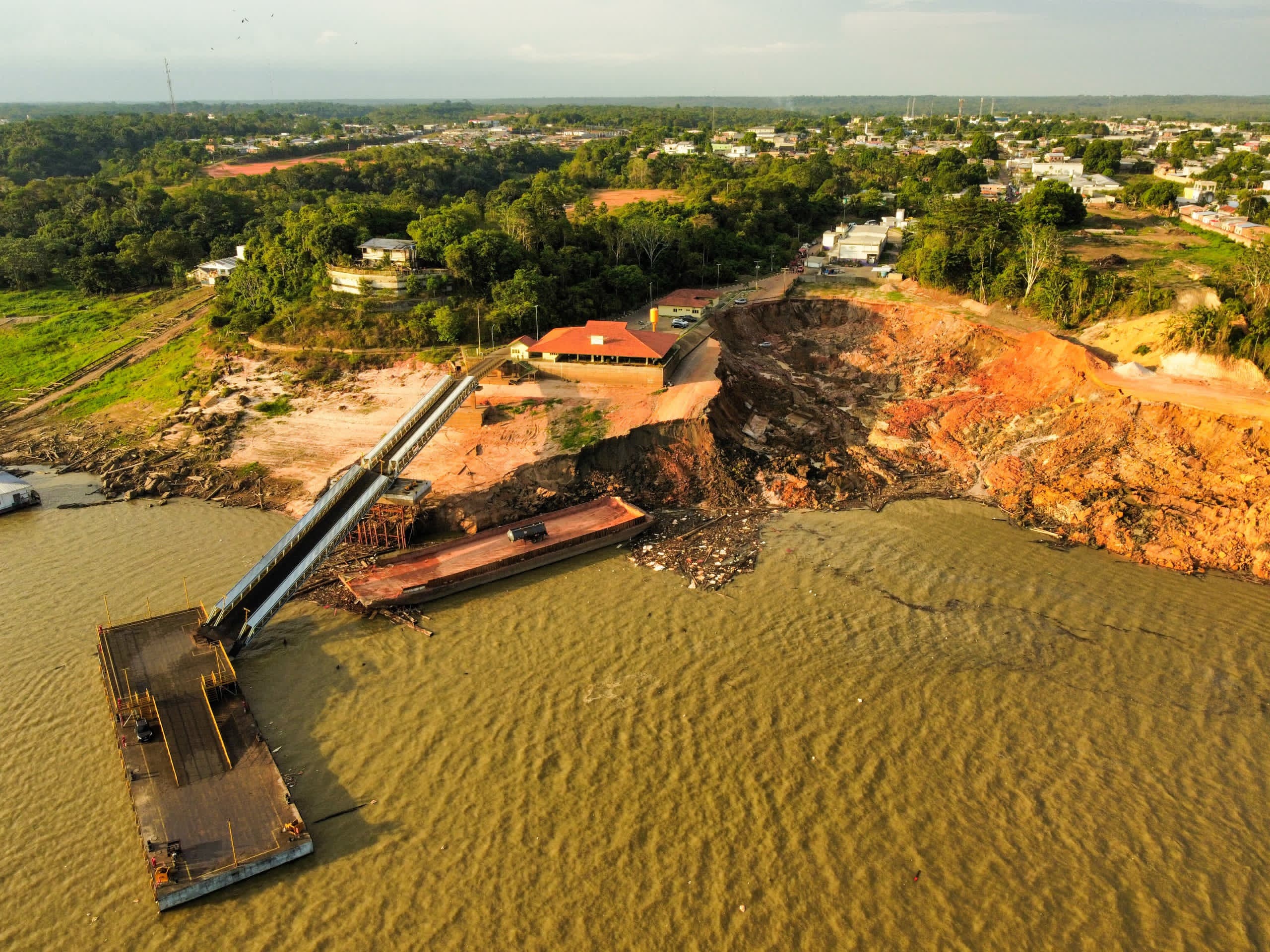 Dono do porto em Terra Preta será ouvido pela polícia após desmoronamento em Manacapuru