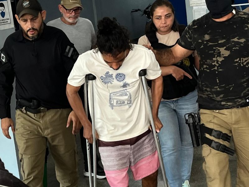 Dupla é presa por executar homem com 16 tiros em Manaus; atirador acerta própria perna