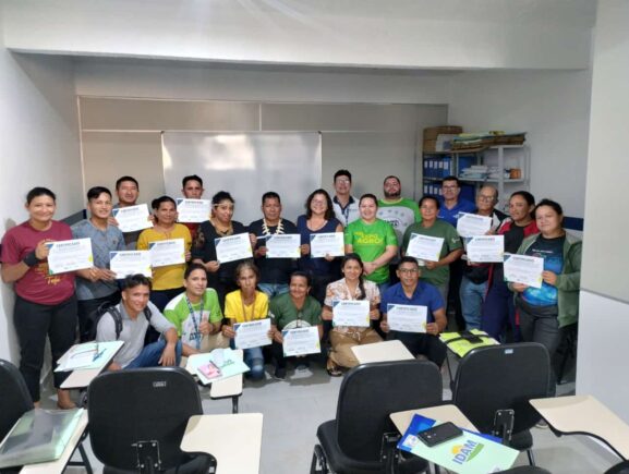 Idam auxilia na criação e regularização de associação de agricultores de Novo Airão