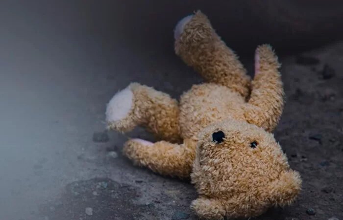 Mulher é presa após deixar filha com deficiência trancada em carro 