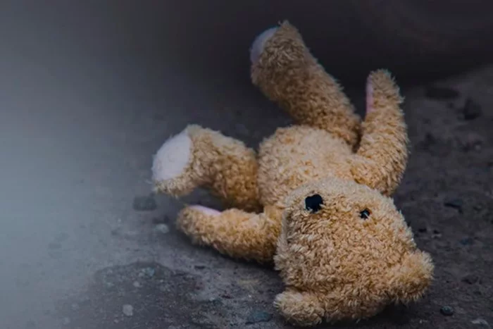 Mulher é presa após deixar filha com deficiência trancada em carro 