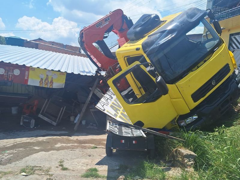 Mulher morre esmagada por caminhão desgovernado na zona Leste de Manaus
