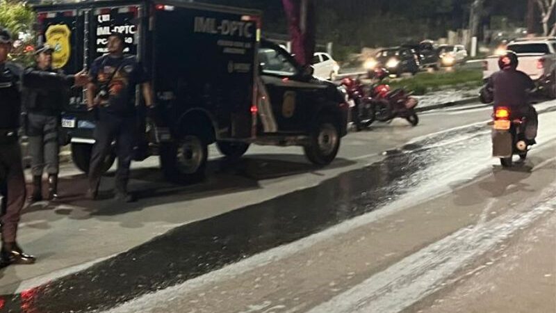 Mulher que morreu em acidente de moto foi atingida por carro, diz polícia