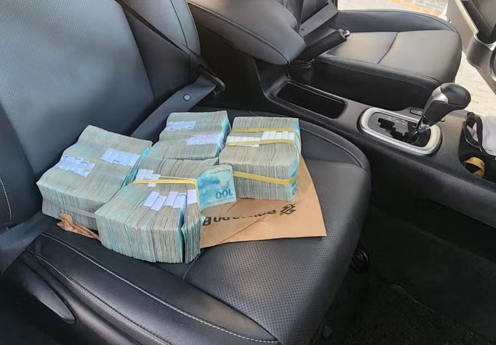 Funcionários públicos são presos pela PF com quase R$ 5 milhões